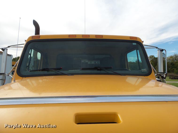 image for item DB7374 1996 International 4900 oil distribution truck