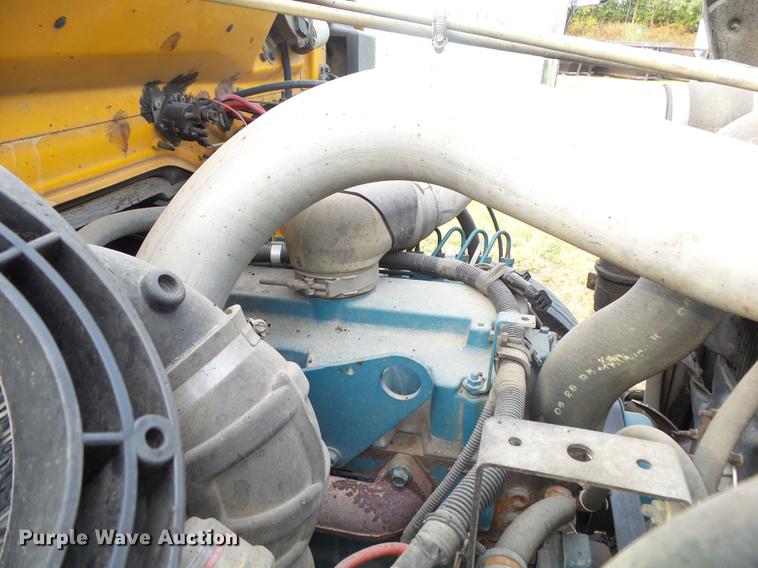 image for item DB7374 1996 International 4900 oil distribution truck