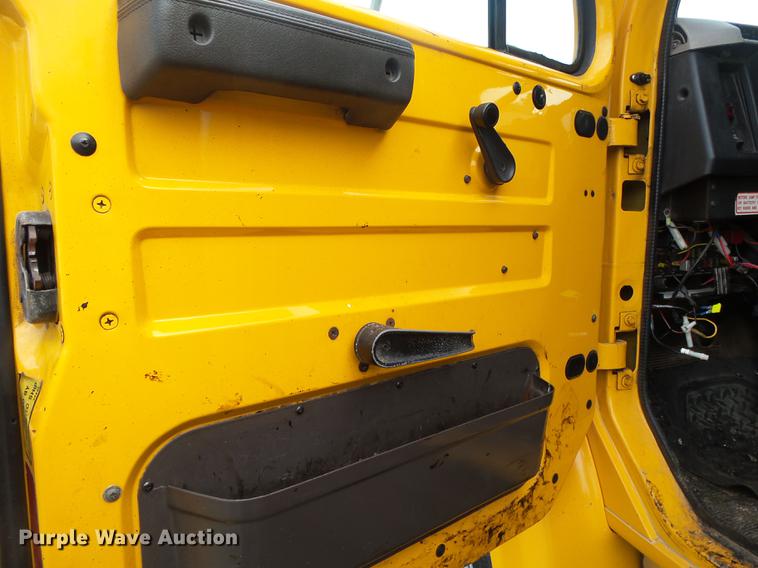 image for item DB7374 1996 International 4900 oil distribution truck