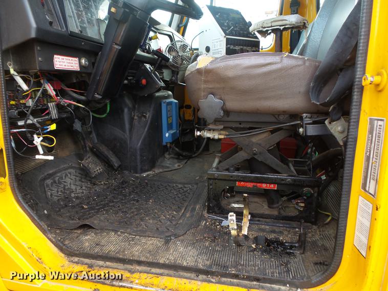 image for item DB7374 1996 International 4900 oil distribution truck