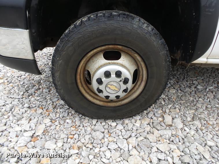 image for item DB7381 2006 Chevrolet Silverado 3500 Ext. Cab flatbed pickup truck