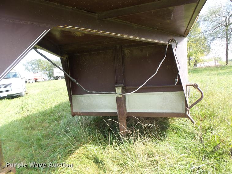 image for item DB9975 1995 Big Valley livestock trailer