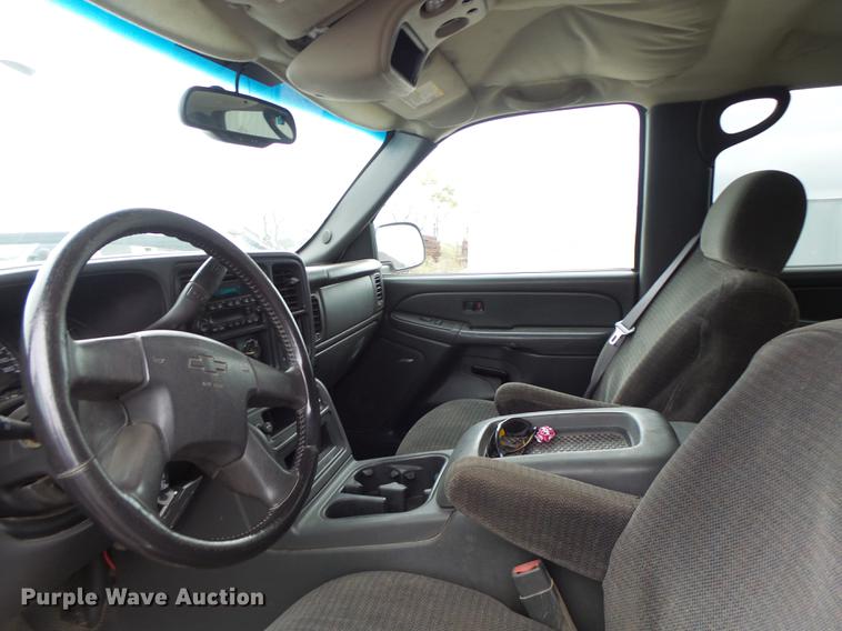 image for item DB9996 2006 Chevrolet Silverado 2500HD Crew Cab pickup truck