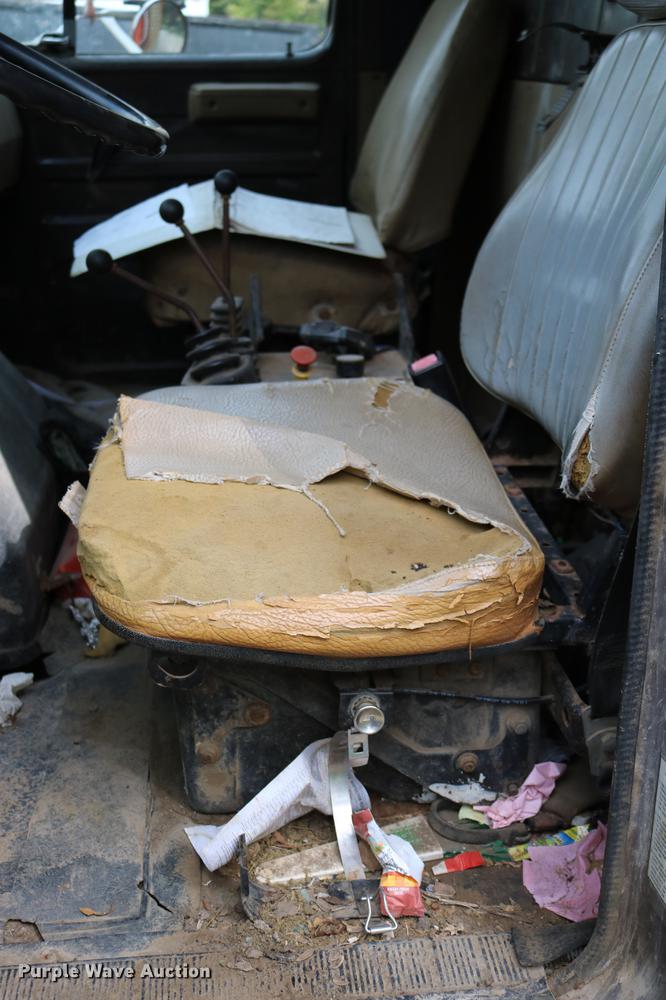 image for item DD0031 1991 International 4900 dump truck