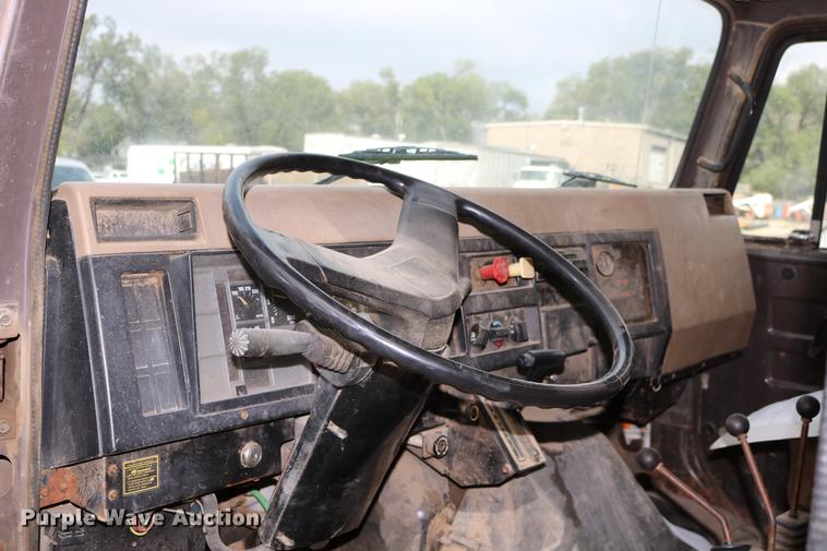 image for item DD0031 1991 International 4900 dump truck