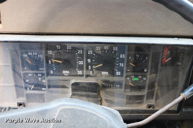 image for item DD0031 1991 International 4900 dump truck