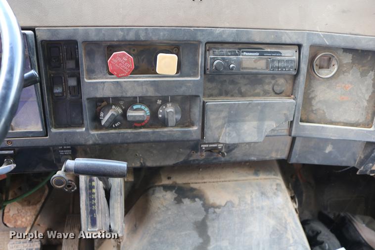 image for item DD0031 1991 International 4900 dump truck