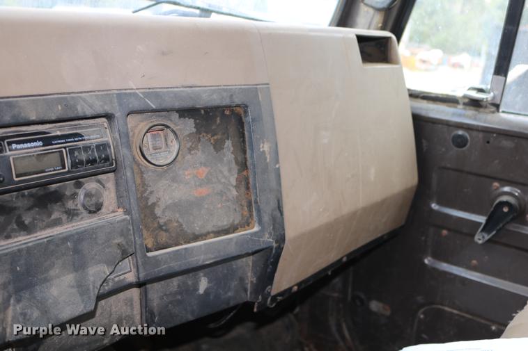 image for item DD0031 1991 International 4900 dump truck