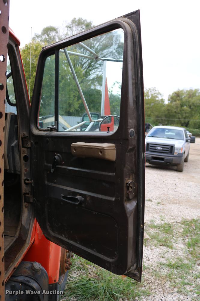 image for item DD0031 1991 International 4900 dump truck