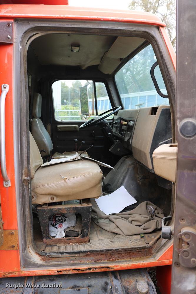 image for item DD0031 1991 International 4900 dump truck