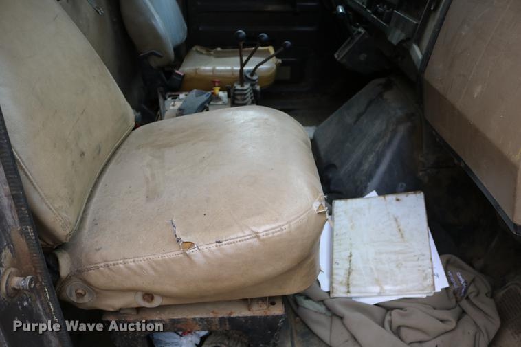 image for item DD0031 1991 International 4900 dump truck