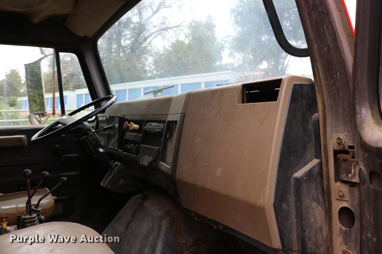 image for item DD0031 1991 International 4900 dump truck
