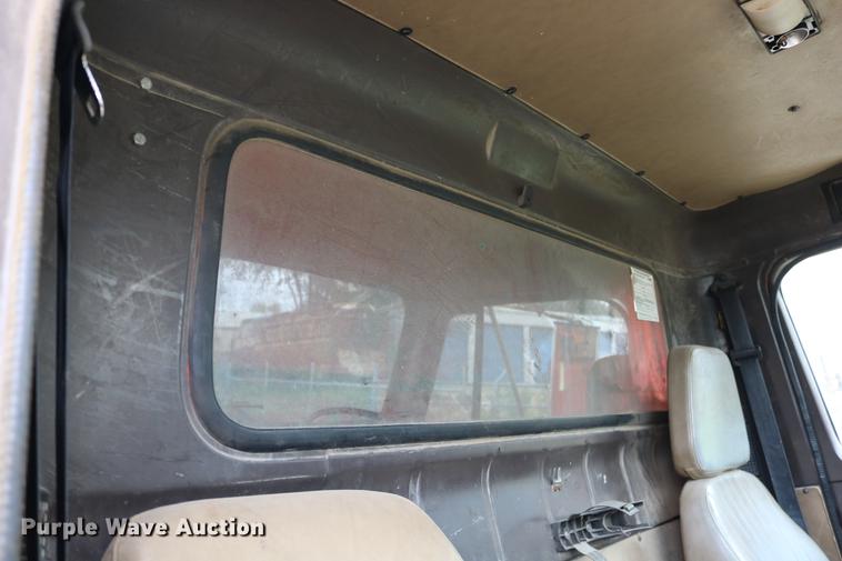 image for item DD0031 1991 International 4900 dump truck