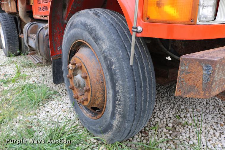 image for item DD0031 1991 International 4900 dump truck