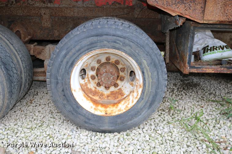 image for item DD0031 1991 International 4900 dump truck