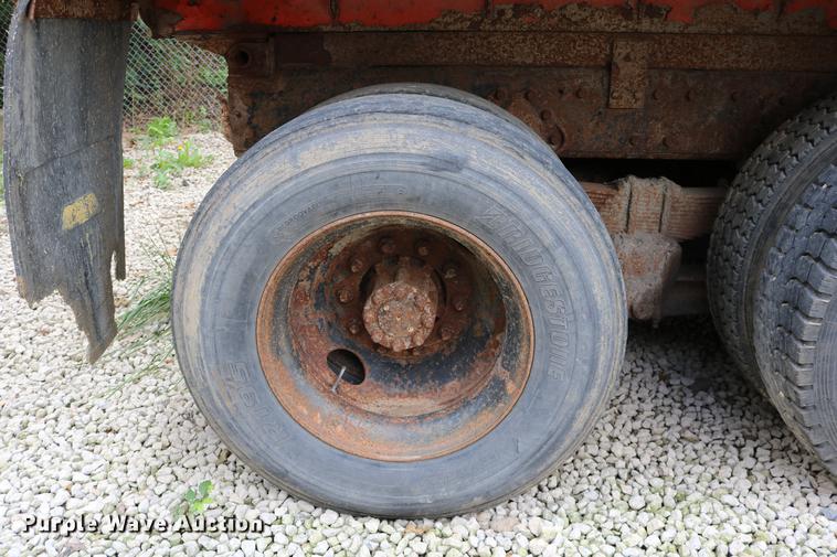 image for item DD0031 1991 International 4900 dump truck