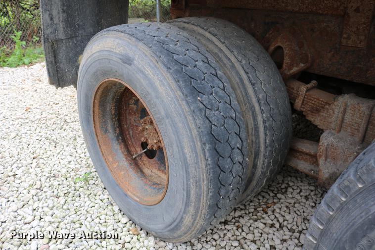 image for item DD0031 1991 International 4900 dump truck