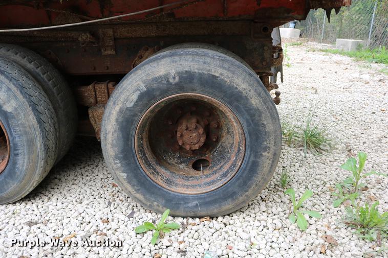 image for item DD0031 1991 International 4900 dump truck