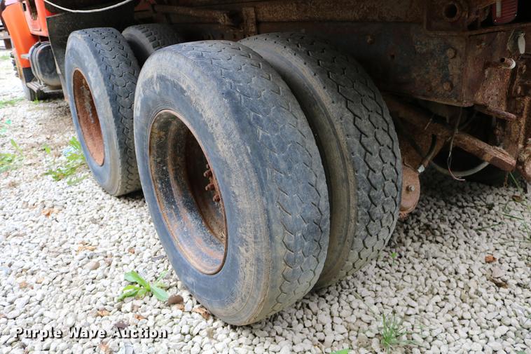 image for item DD0031 1991 International 4900 dump truck