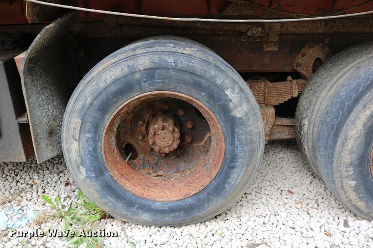 image for item DD0031 1991 International 4900 dump truck