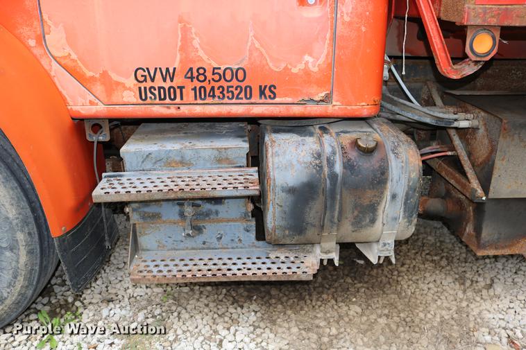 image for item DD0031 1991 International 4900 dump truck