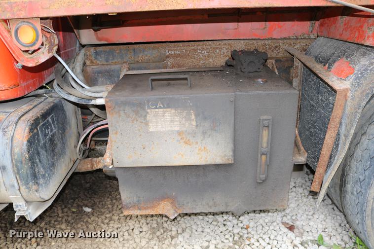 image for item DD0031 1991 International 4900 dump truck