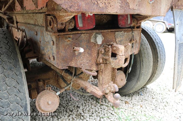 image for item DD0031 1991 International 4900 dump truck