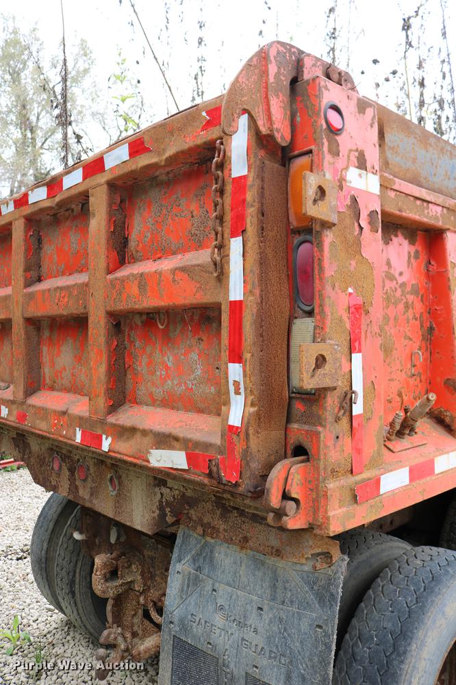 image for item DD0031 1991 International 4900 dump truck