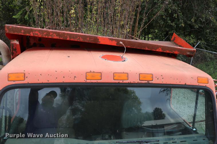 image for item DD0031 1991 International 4900 dump truck