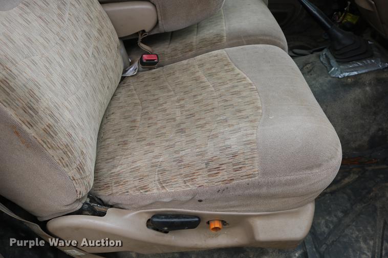 image for item DD0033 1999 Ford F450 Super Duty dump truck