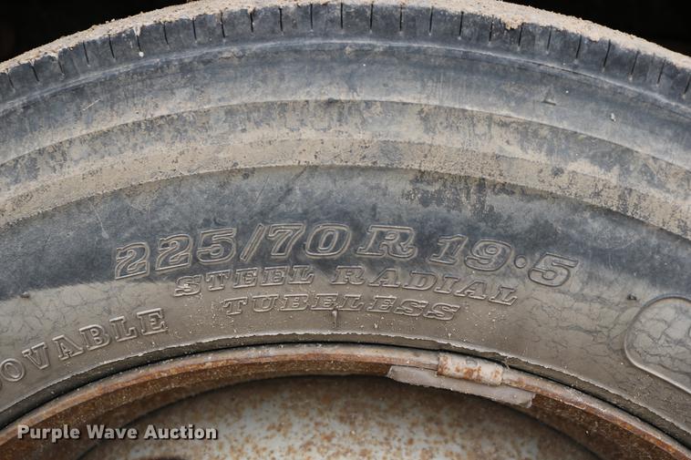 image for item DD0033 1999 Ford F450 Super Duty dump truck