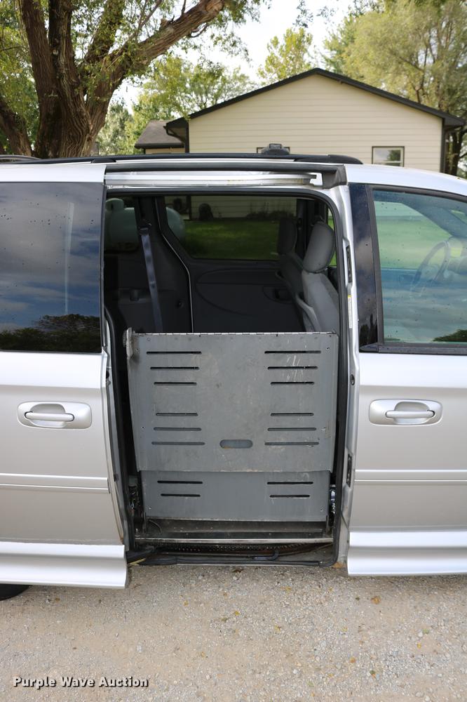 image for item DD0049 2004 Dodge Grand Caravan van