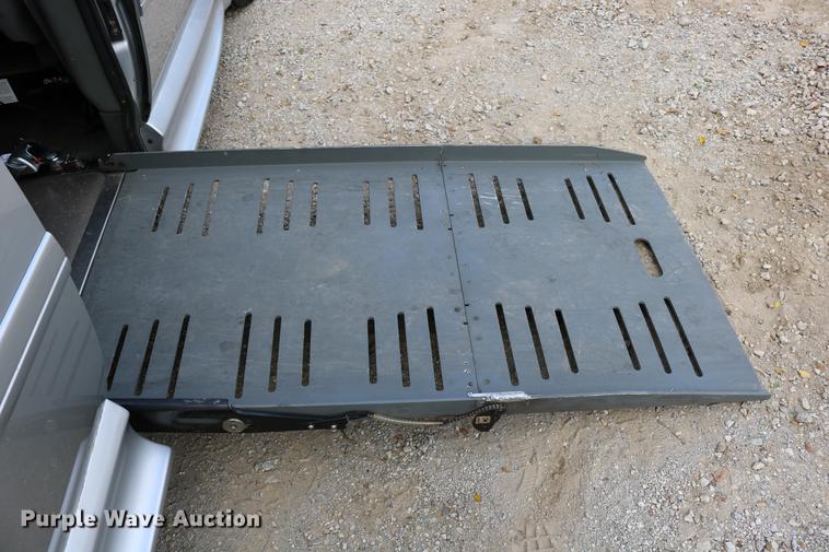 image for item DD0049 2004 Dodge Grand Caravan van