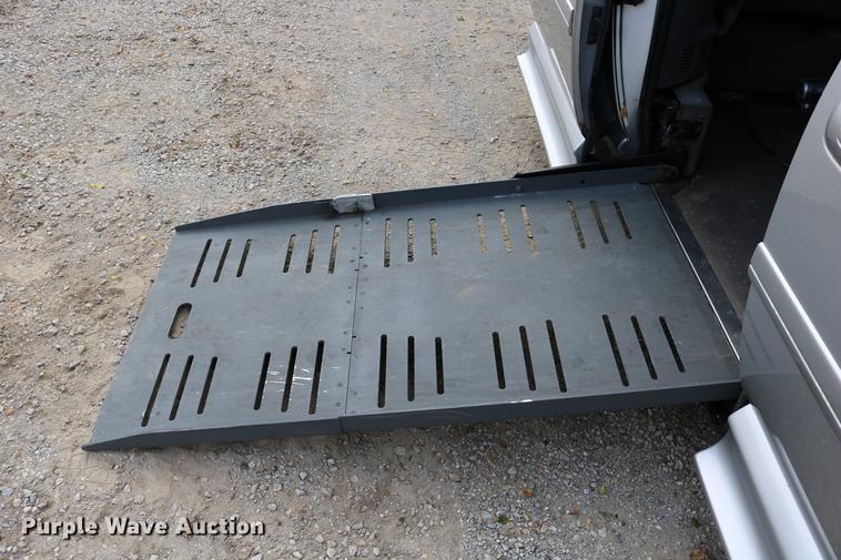 image for item DD0049 2004 Dodge Grand Caravan van