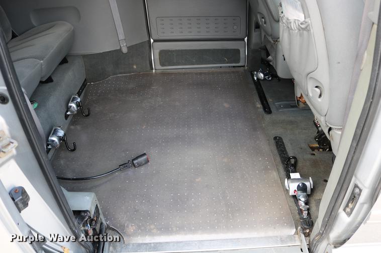 image for item DD0049 2004 Dodge Grand Caravan van