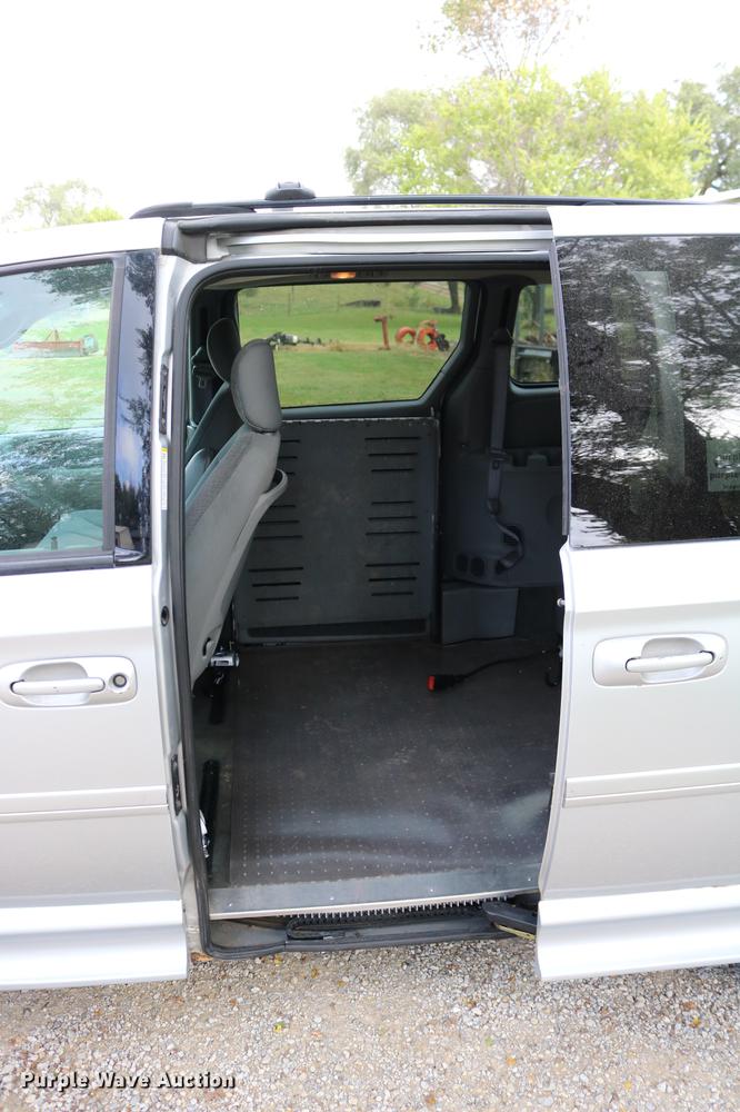 image for item DD0049 2004 Dodge Grand Caravan van