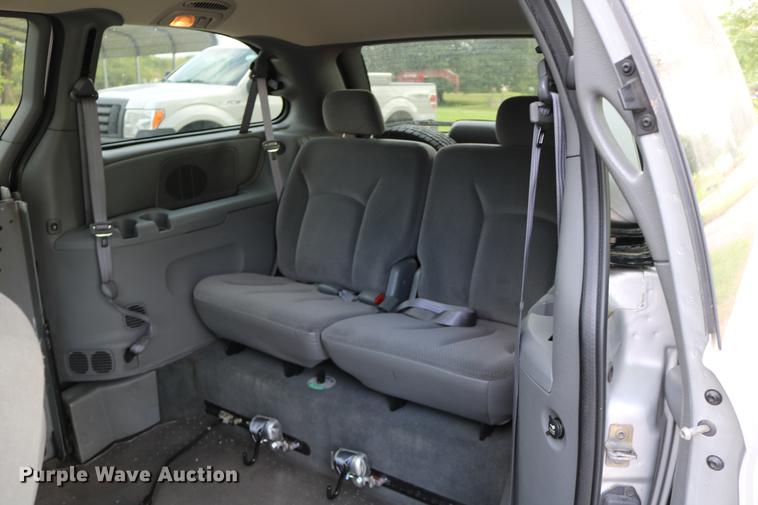 image for item DD0049 2004 Dodge Grand Caravan van