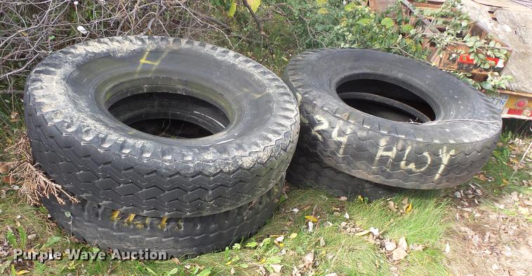 image for item DE9425 (4) 14.00-24 tires