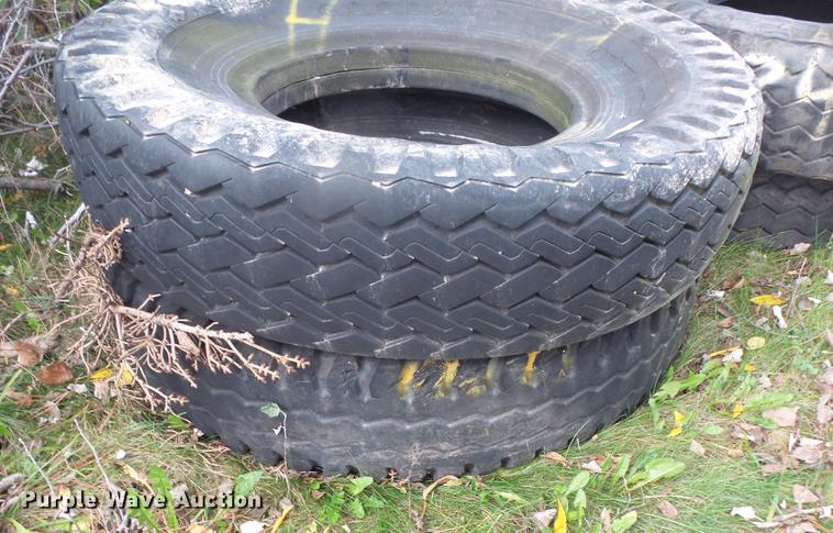 image for item DE9425 (4) 14.00-24 tires