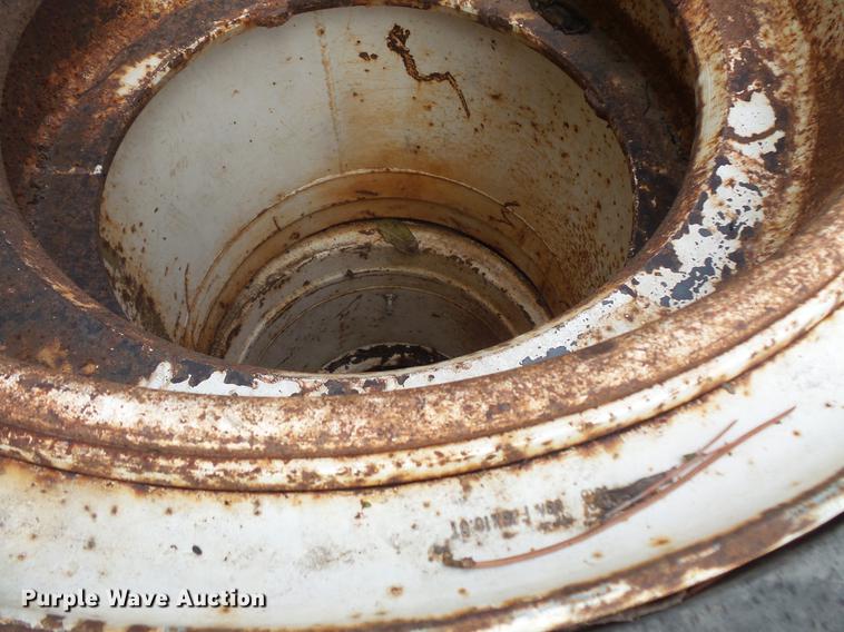 image for item DE9426 (2) 67 x 34.00-25 tires and wheels