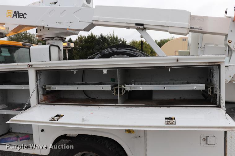 image for item DQ9309 2005 Ford F550 bucket truck