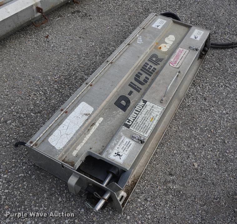 image for item DS9390 (2) tailgate spreaders