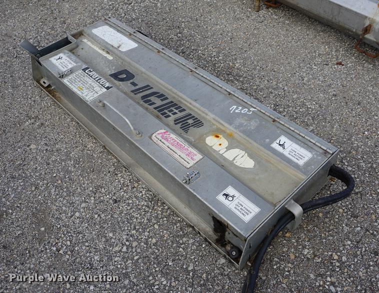 image for item DS9390 (2) tailgate spreaders