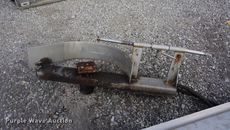 image for item DS9390 (2) tailgate spreaders