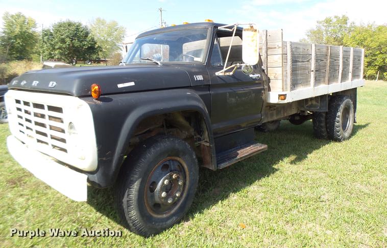 image for item DT9982 1976 Ford F600 flatbed truck
