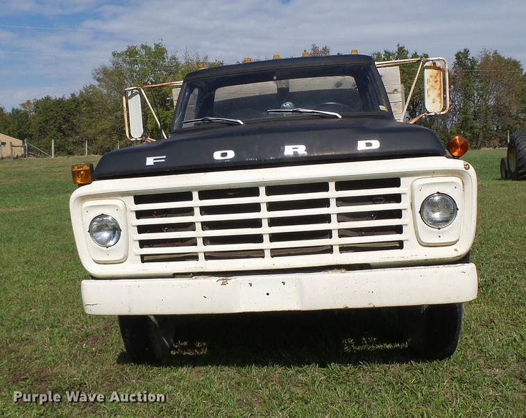 image for item DT9982 1976 Ford F600 flatbed truck