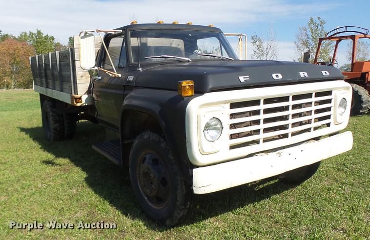 image for item DT9982 1976 Ford F600 flatbed truck
