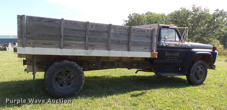 image for item DT9982 1976 Ford F600 flatbed truck