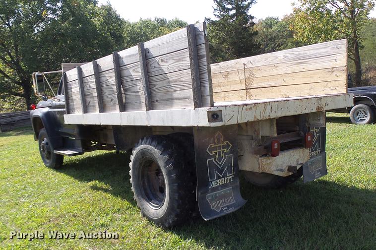 image for item DT9982 1976 Ford F600 flatbed truck