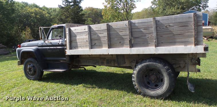 image for item DT9982 1976 Ford F600 flatbed truck